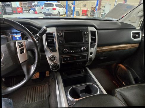 Used 2019 Nissan Titan SL AWD/4WD image 11