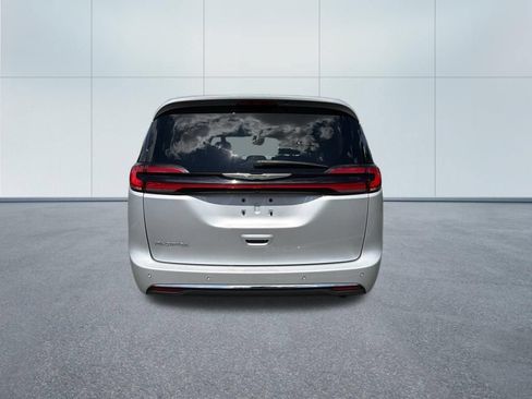 Used 2023 Chrysler Pacifica Touring-L FWD image 6