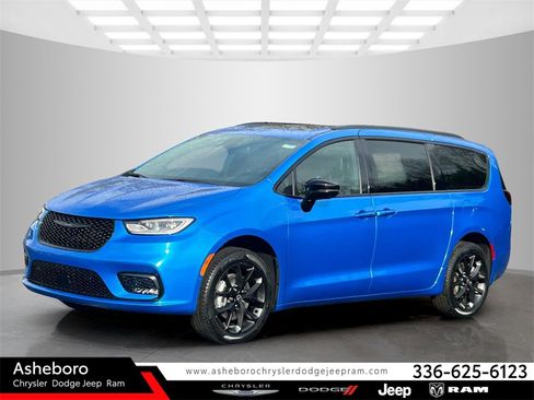 New 2026 Chrysler Pacifica Limited image 1