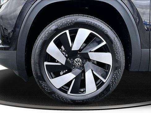 Used 2025 Volkswagen Atlas Cross Sport SE FWD image 33