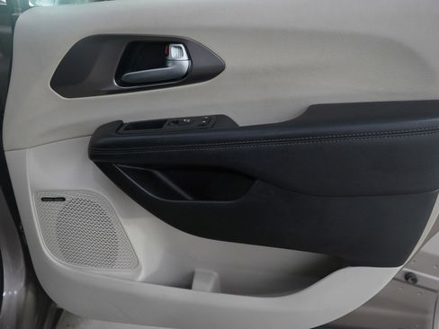 Used 2017 Chrysler Pacifica Limited image 9