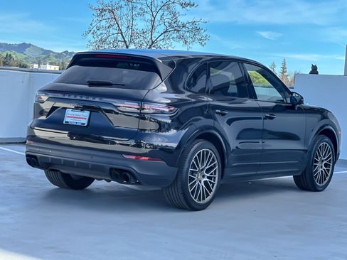 Certified 2023 Porsche Cayenne Platinum Edition image 8