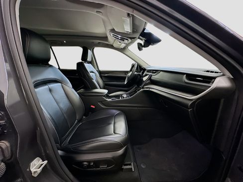 Used 2023 Jeep Grand Cherokee Limited w/ Black Appearance Package image 34