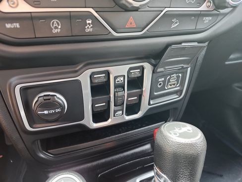 Used 2018 Jeep Wrangler Unlimited Sport S AWD/4WD image 19