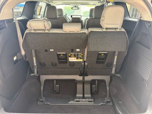 Used 2025 Toyota Sienna XLE image 18