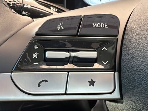 Certified 2025 Hyundai Elantra Limited FWD image 20