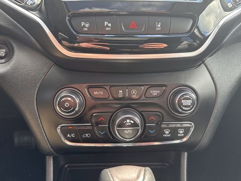 Used 2019 Jeep Cherokee Limited w/ Luxury Group image 19