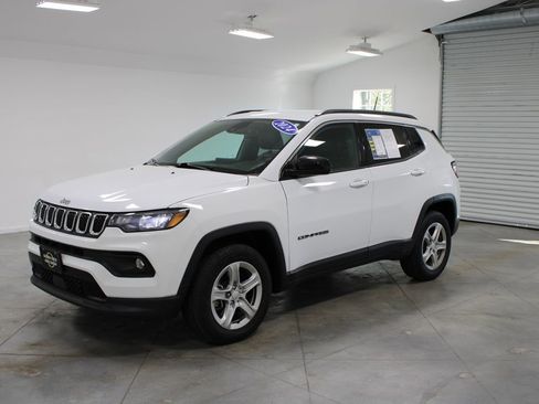Used 2024 Jeep Compass Latitude AWD/4WD image 4
