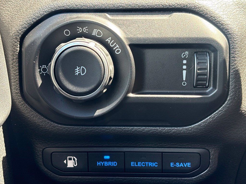 Used 2023 Jeep Wrangler Unlimited Sahara w/ Cold Weather Group AWD/4WD image 26