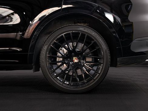 Used 2023 Porsche Cayenne Turbo image 9