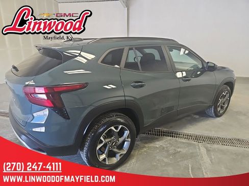 Used 2025 Chevrolet Trax LT FWD image 2