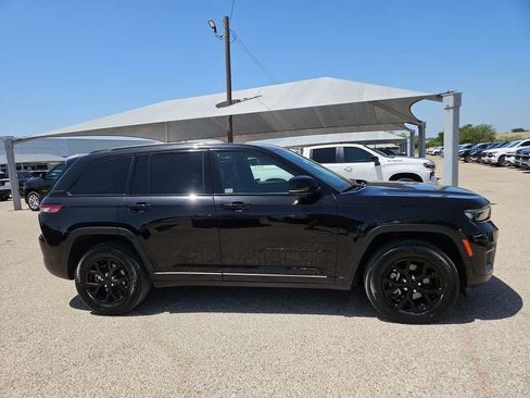 Used 2024 Jeep Grand Cherokee Altitude AWD/4WD image 9