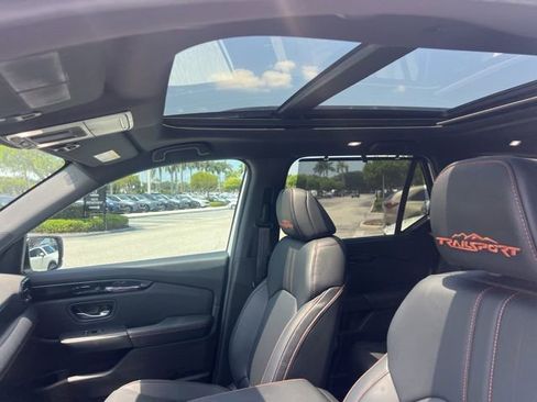 Used 2025 Honda Pilot TrailSport image 18