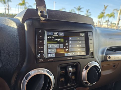 Used 2017 Jeep Wrangler Unlimited Rubicon w/ Connectivity Group image 14