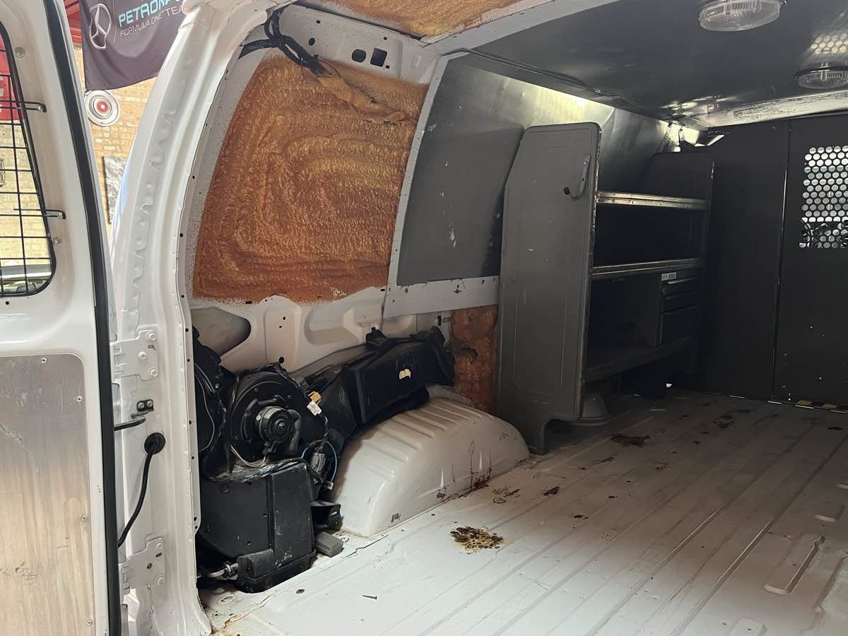 Used 2009 Ford E-350 and Econoline 350 Super Duty RWD image 18