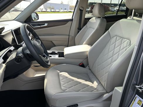 Certified 2025 Volkswagen Atlas SEL Premium R-Line image 23