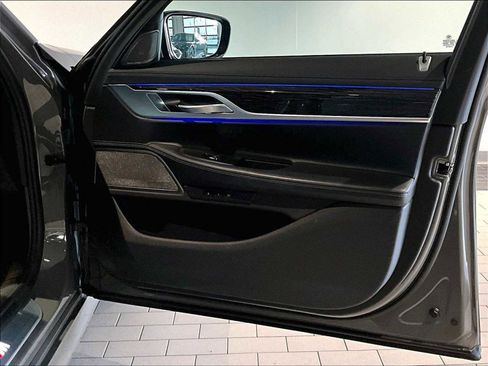 Used 2022 BMW 750i xDrive w/ M Sport Package image 27