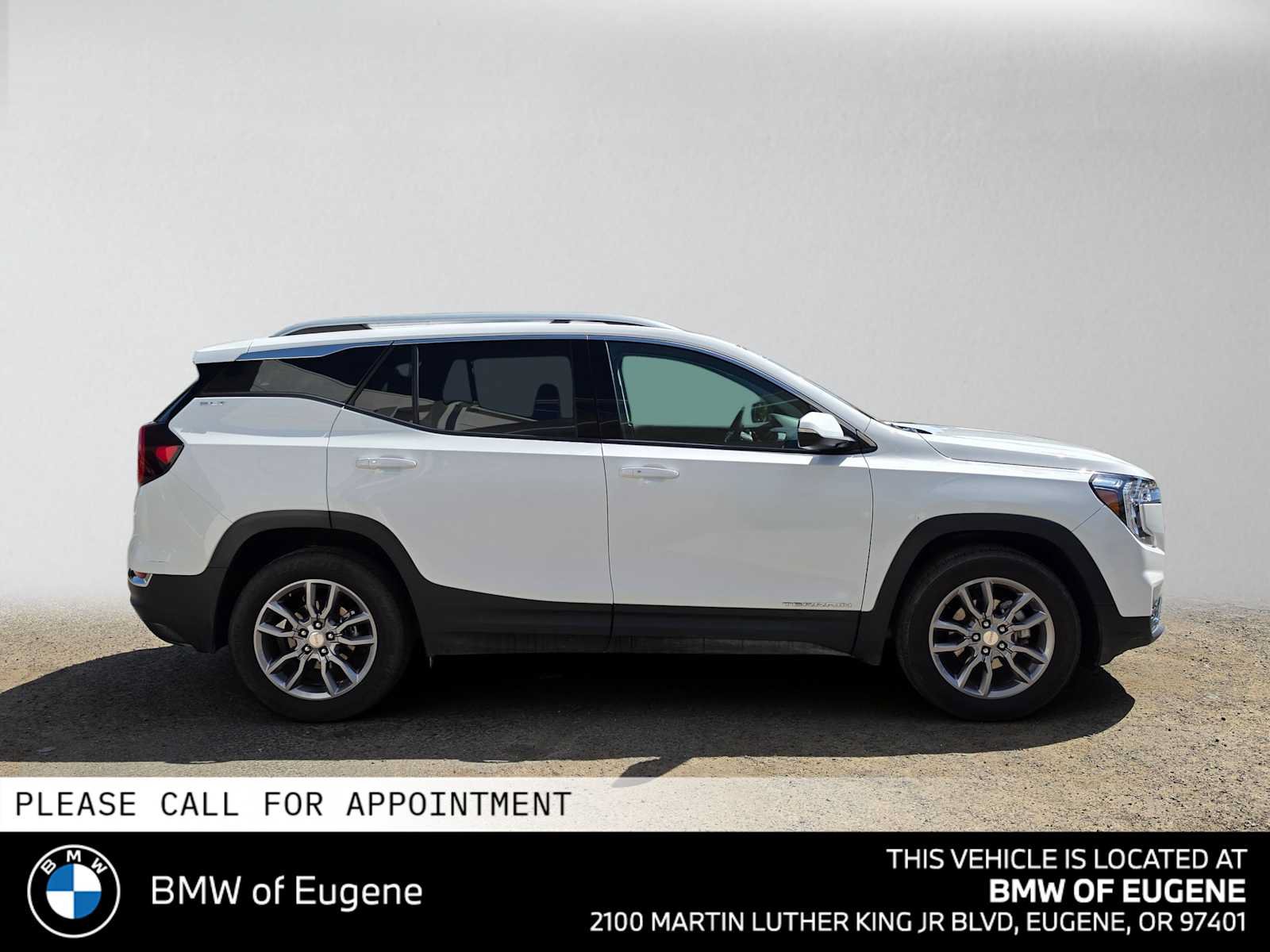 Used 2024 GMC Terrain SLT AWD/4WD image 2