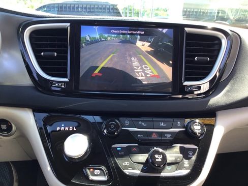 Certified 2023 Chrysler Pacifica Touring-L FWD image 13