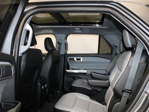 Used 2021 Ford Explorer XLT w/ Equipment Group 202A image 9