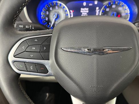 Used 2023 Chrysler Pacifica Touring-L FWD image 8