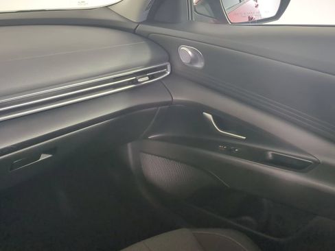 Used 2024 Hyundai Elantra SE FWD image 18