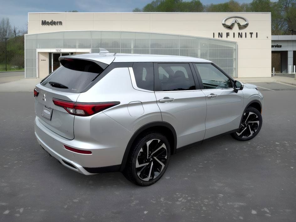 Used 2024 Mitsubishi Outlander SE AWD/4WD image 4