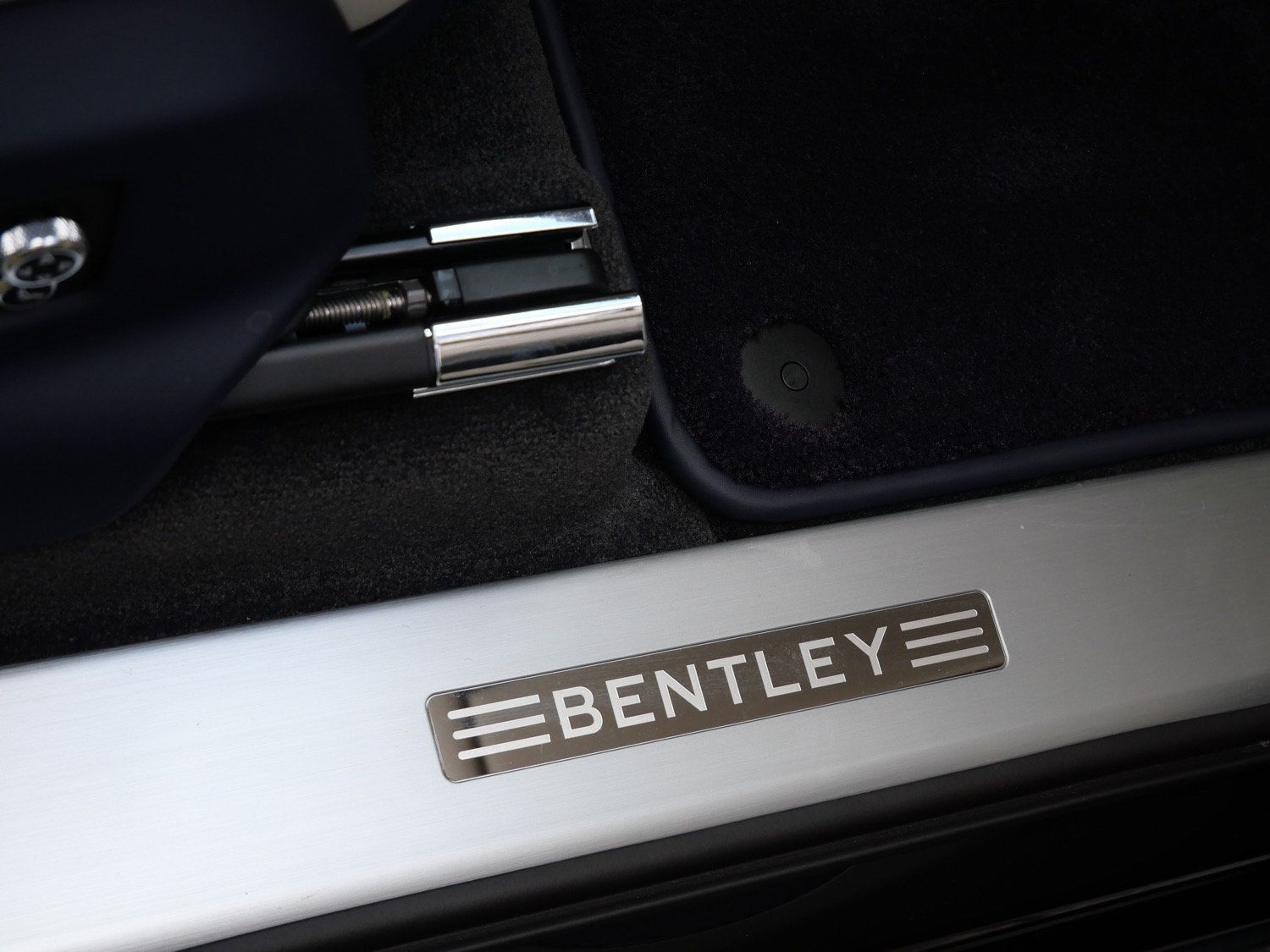 Used 2023 Bentley Bentayga Extended Wheelbase AWD/4WD image 24