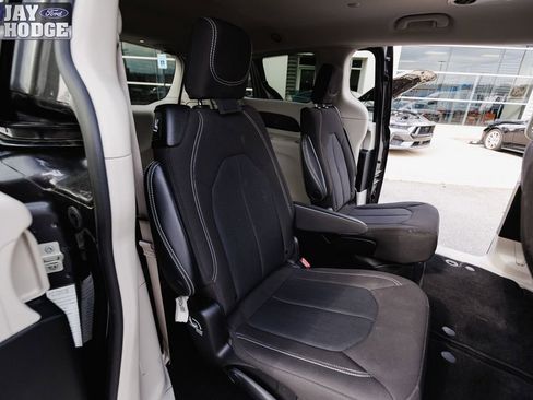 Used 2023 Chrysler Voyager LX image 14