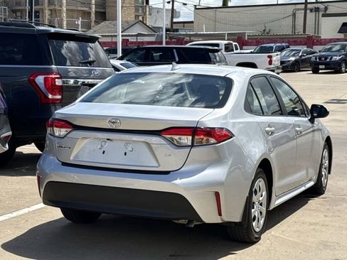 Used 2025 Toyota Corolla LE FWD image 4