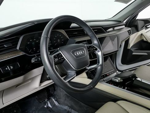 Used 2021 Audi e-tron Prestige w/ Prestige Package image 4