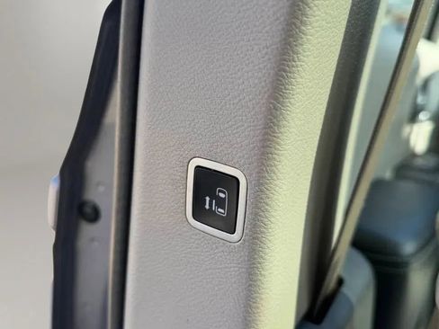 Used 2017 Chrysler Pacifica Platinum FWD image 24
