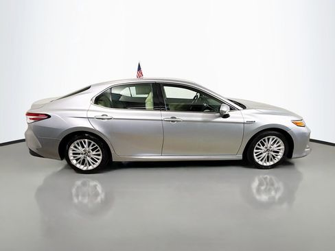 Used 2018 Toyota Camry XLE image 18