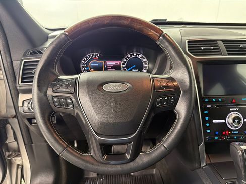 Used 2017 Ford Explorer Platinum image 16