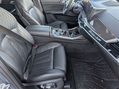Used 2025 BMW X7 M60i w/ Climate Comfort Package image 34