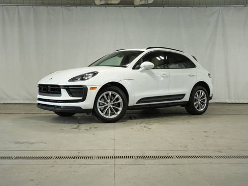 Used 2025 Porsche Macan image 1