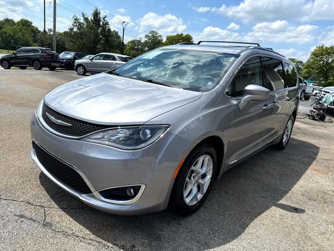 Used 2018 Chrysler Pacifica Touring-L Plus w/ Tire & Wheel Group image 13