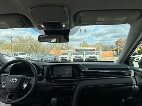 Used 2025 Toyota Camry LE image 32