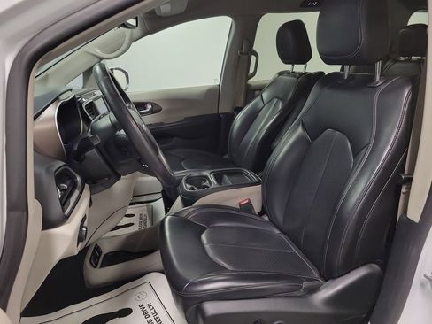 Used 2021 Chrysler Voyager Lxi image 13