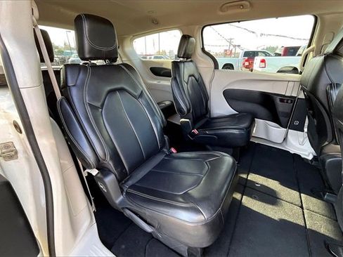 Used 2024 Chrysler Pacifica Touring-L image 27