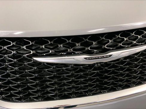 Used 2023 Chrysler Pacifica Limited image 29