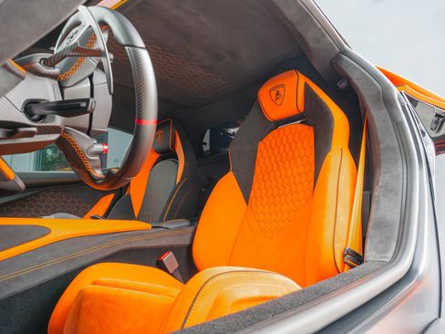 Used 2025 Lamborghini Revuelto AWD/4WD image 59
