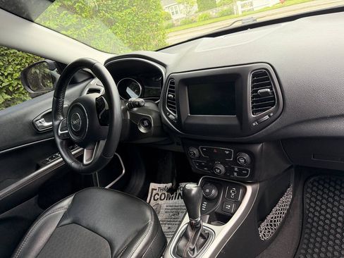 Used 2019 Jeep Compass Latitude w/ Popular Equipment Group AWD/4WD image 10