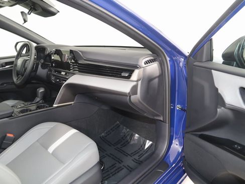 Used 2025 Toyota Camry SE image 40