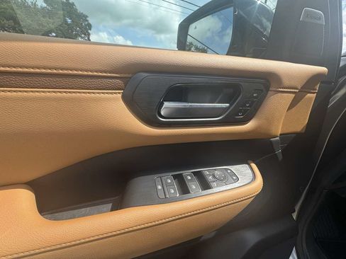 Used 2025 Nissan Armada SL w/ Captain's Chari Seat Package AWD/4WD image 11