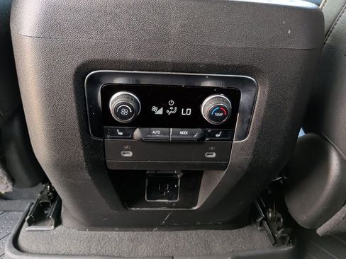 Used 2024 Chevrolet Suburban Premier image 42