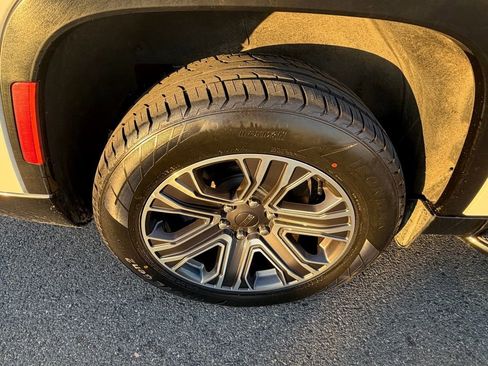 Certified 2024 Jeep Wagoneer L Series II w/ Flexible Seating Group image 14