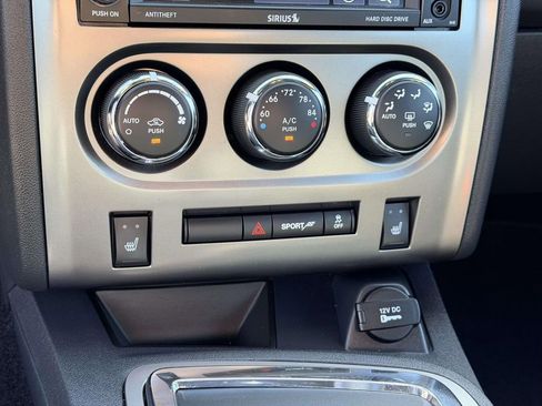 Used 2014 Dodge Challenger SXT image 4