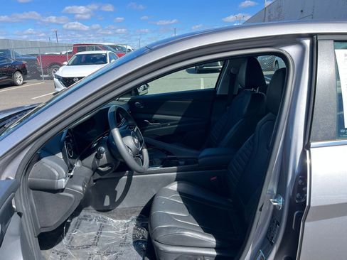 Used 2025 Hyundai Elantra Limited image 28