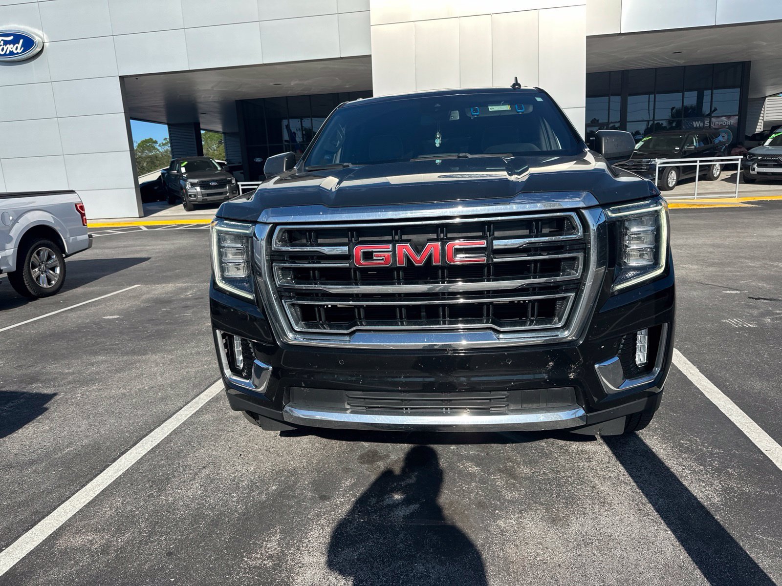 Used 2023 GMC Yukon SLT AWD/4WD image 2